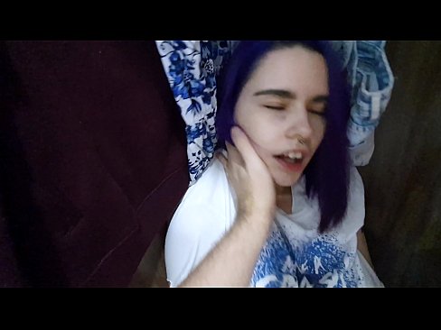 ❤️ Хоҳарамро дар ҷевон ёфт ва ба ӯ кӯмак кард Порнои мақъад дар мо